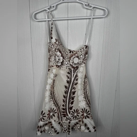Selfie Leslie White & Gold Floral Sequin Mini Dress - Picture 3 of 10